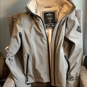 Hollister women Light Gray Windbreaker fleece.